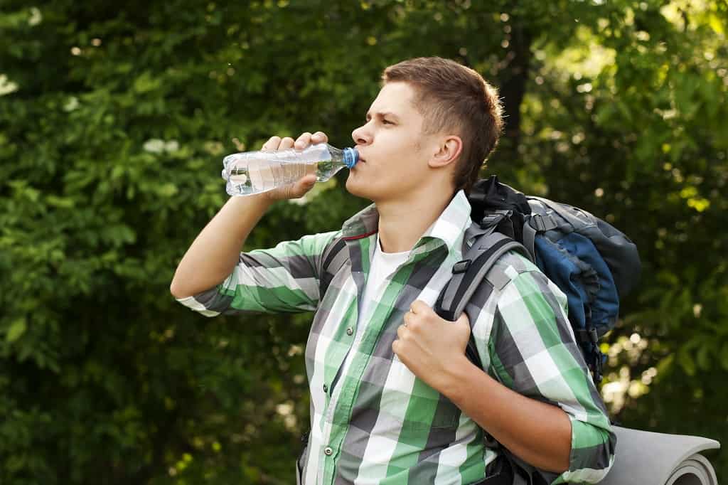 how to stay hydrated when hiking