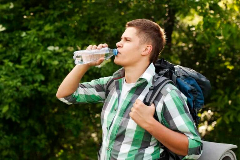 how to stay hydrated when hiking